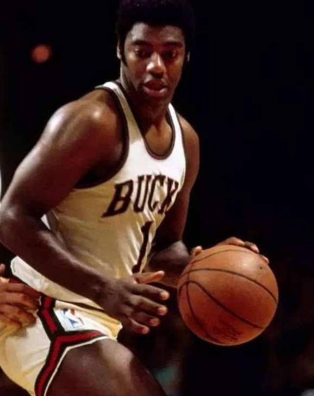 [图]世界羽联年终总决赛 石宇奇2-0昆拉武特晋级决赛