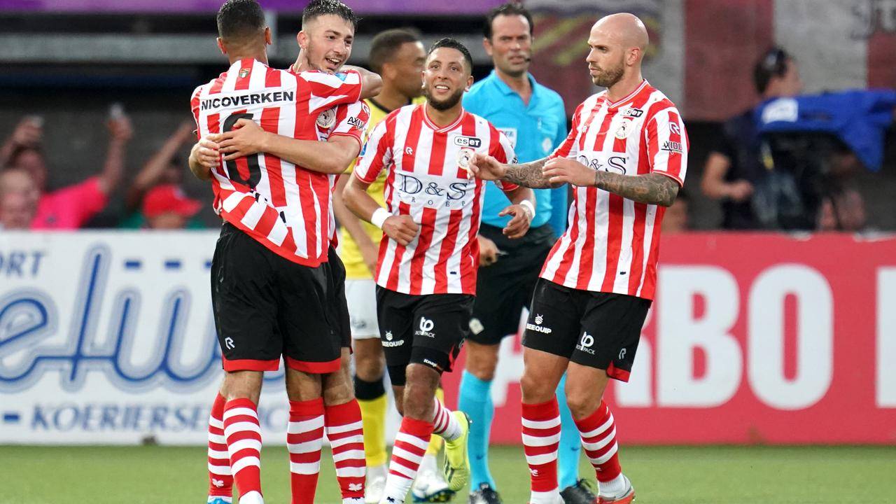 埃兰路球场的比赛已经重新开始…… 加油，曼联！🇾🇪 46分钟｜⚪️ 0-0 🔴 ｜ #MUFC 来源：Stretford Paddock